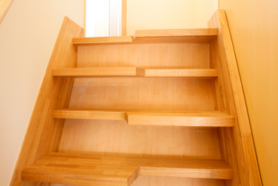 子世帯趣味部屋への階段。オリジナル梯子階段。コンパクトで印象的に。　