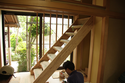 2階への階段。和室の縁側に設置の為、印象の軽さも重要に。