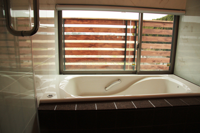 浴室は明るい日差しの入る特別なプライベート空間。床材はコルクタイルで暖かい。